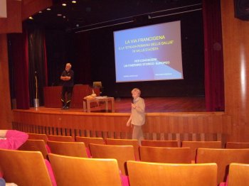 Liliana Junod presenta la serata nell’Auditorium di Morgex (17679 bytes)